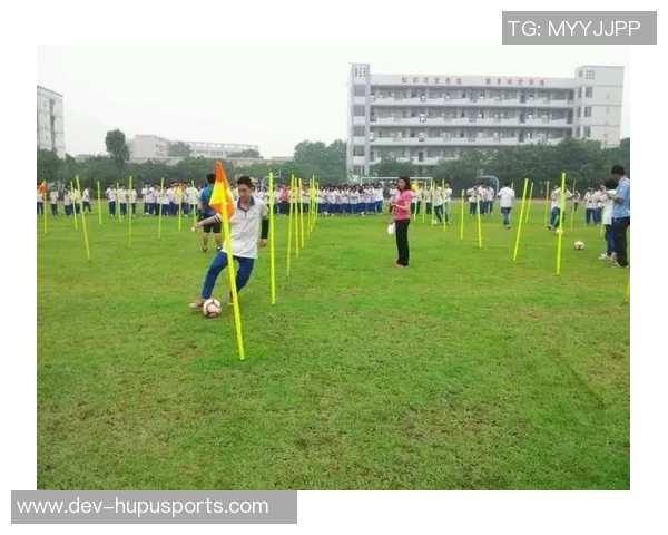 掌握足球绕杆技巧的关键要素与训练方法解析